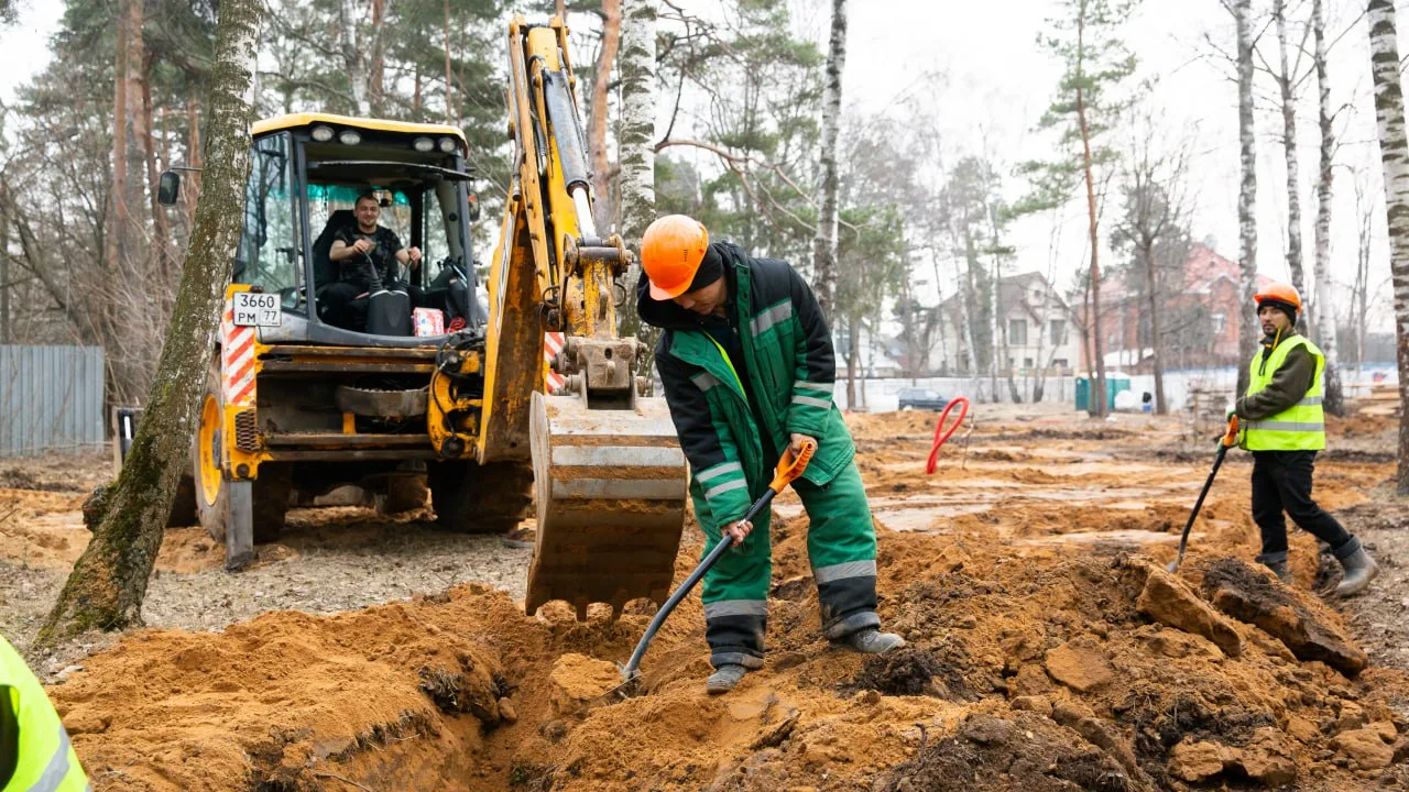 Специалисты завершают демонтаж сцены в Летнем парке в поселке Люберец