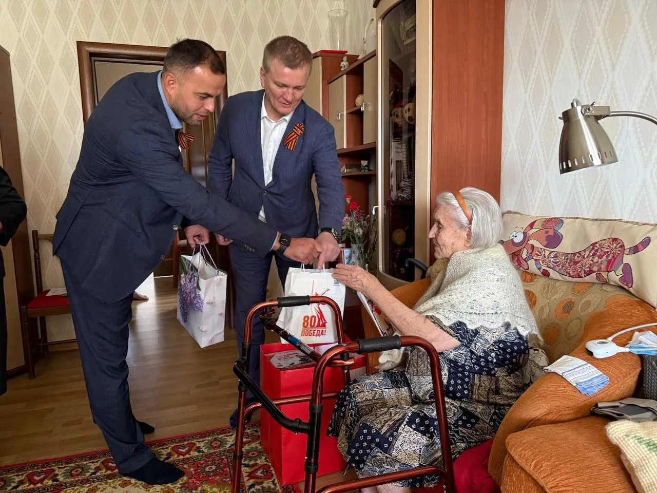 Депутат Мособлдумы и депутат окружного Совета поздравили с 80-летием Великой Победы участницу ВОВ из Люберец