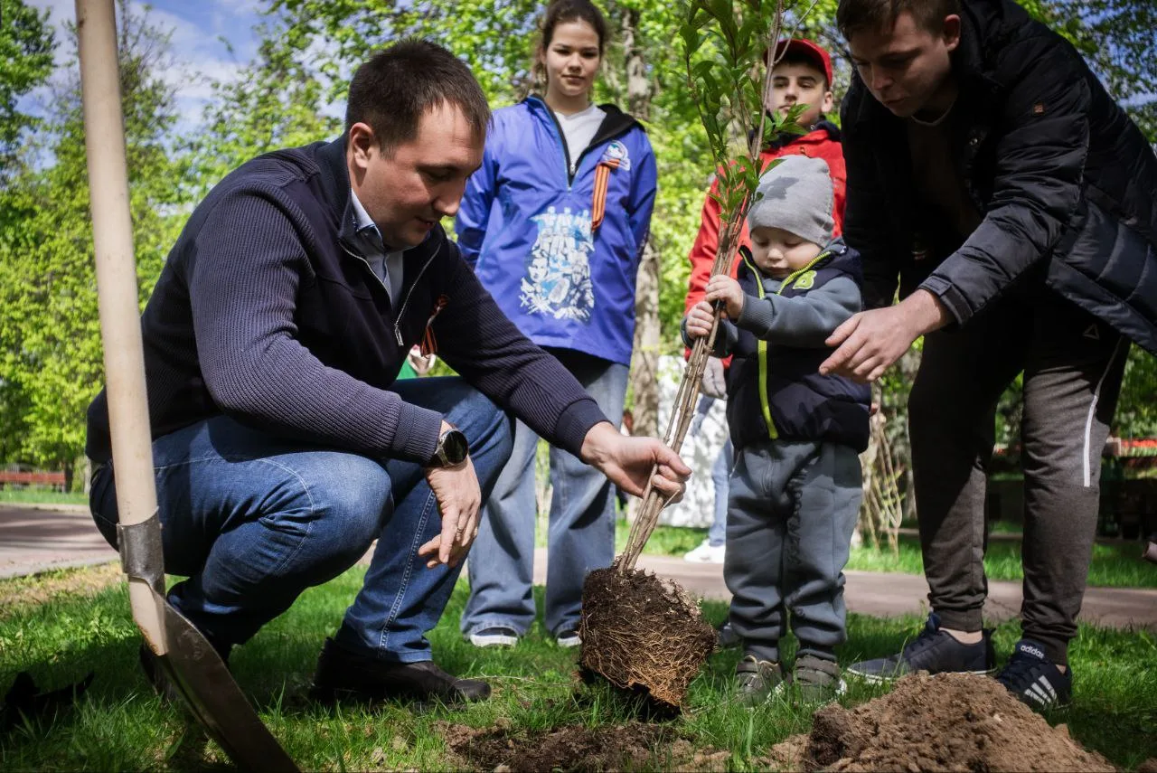 «Единая Россия» приняла участие в международной акции «Сад памяти» в Люберцах