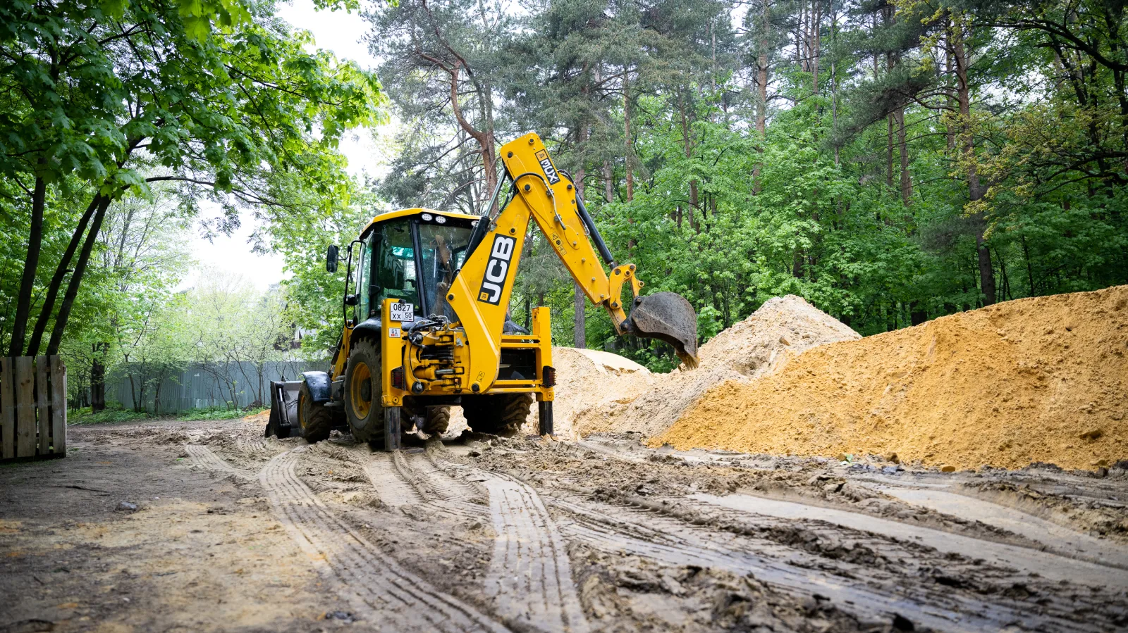 Устройство тропиночной сети в Томилинском лесопарке планируют завершить в сентябре