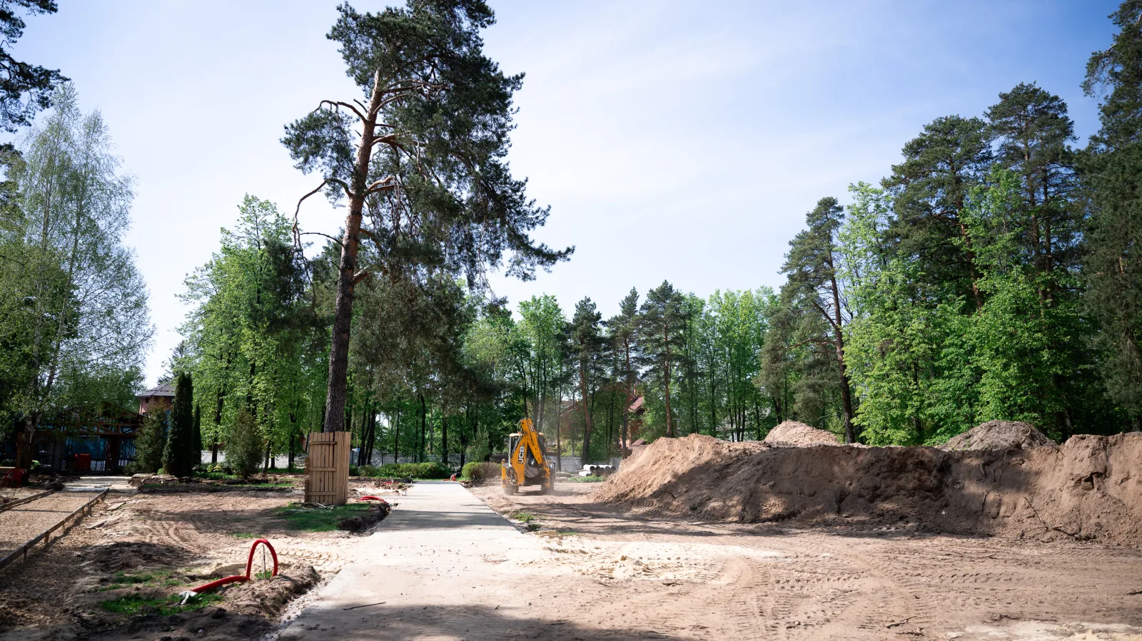 Устройство закладных под опоры освещения ведется в Летнем парке в поселке Люберец
