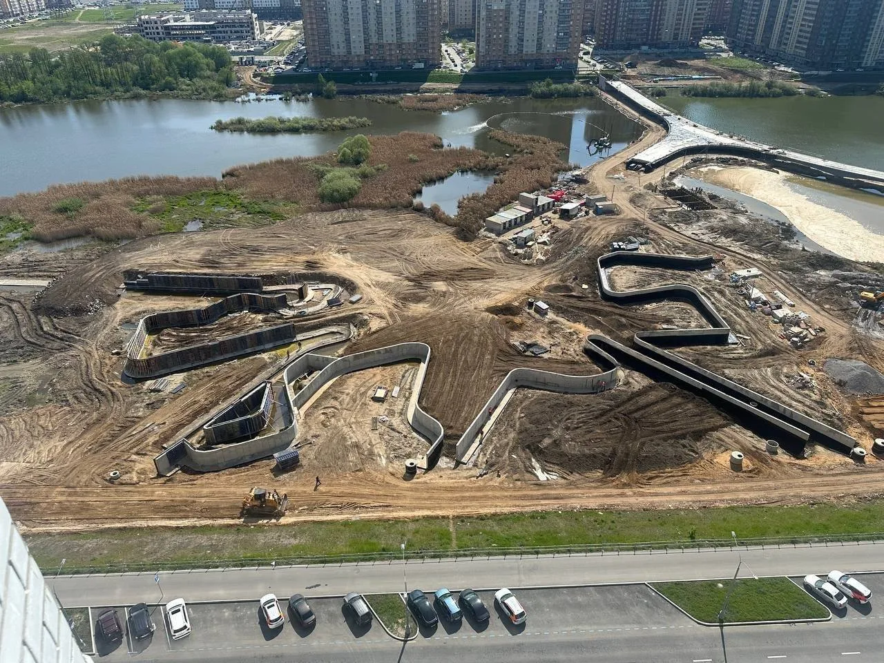 На 70% завершено строительство пешеходного моста «Дружба» на озере Чёрное в Люберцах