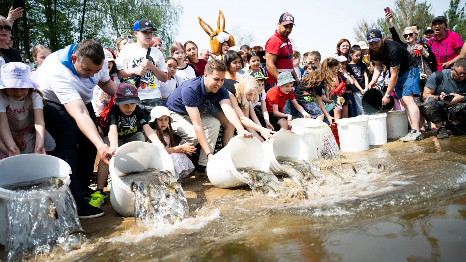 Около двух тысяч «золотых» рыбок выпустили в озеро Люберец в День эколога