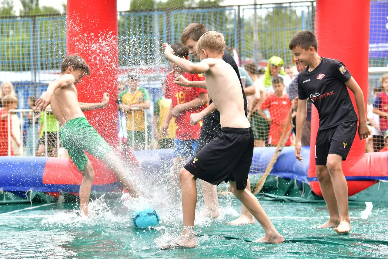 Более 200 человек собрал фестиваль по мокрому футболу в Люберцах