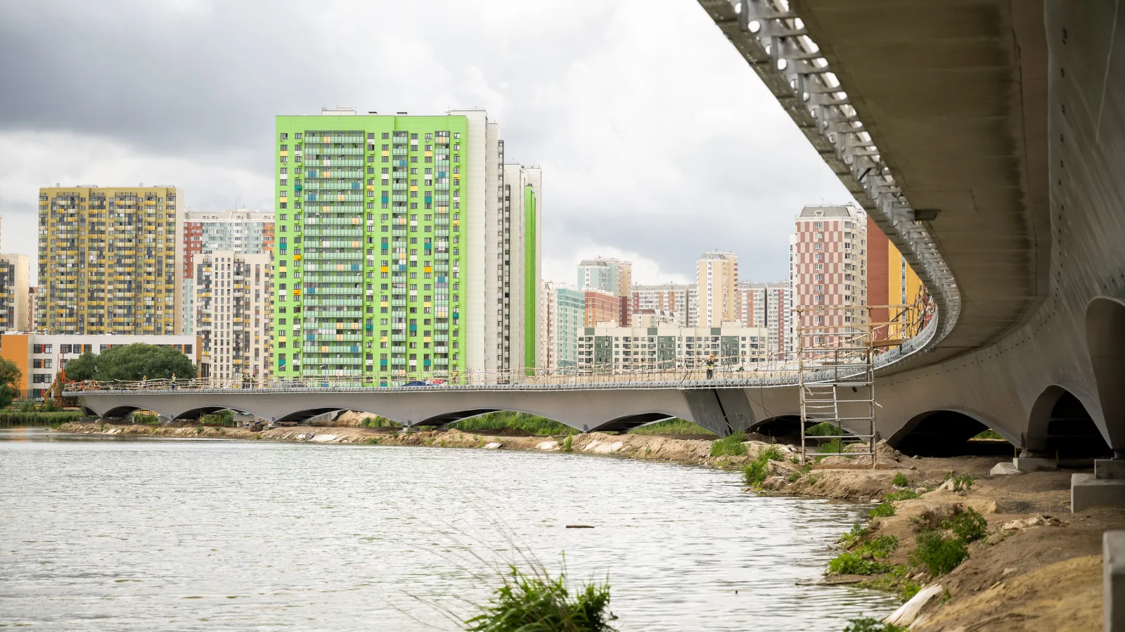 Монтаж каркаса экотропы завершают в парке Дружба в микрорайоне Люберец
