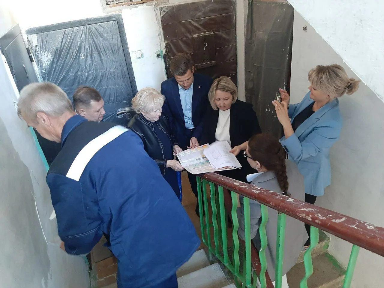 Лидия Антонова проверила капитальный ремонт подъездов в доме на улице Урицкого в Люберцах