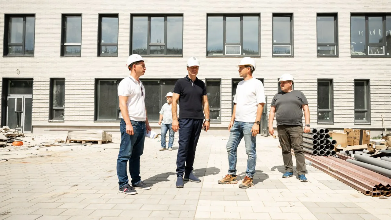 Отделку фасада и обустройство кровли завершают в новой школе Люберец