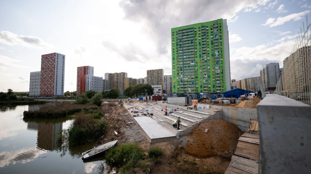 К обустройству экотропы и амфитеатра приступили в парке «Дружба» у озера Чёрное в Люберцах