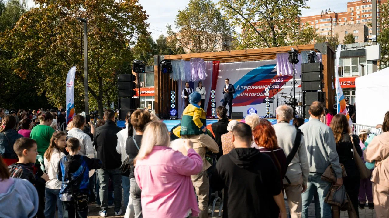 Открытие обновленного сквера, посадка деревьев и выставка ретроавтомобилей: в Дзержинском городского округа Люберцы отметили День города