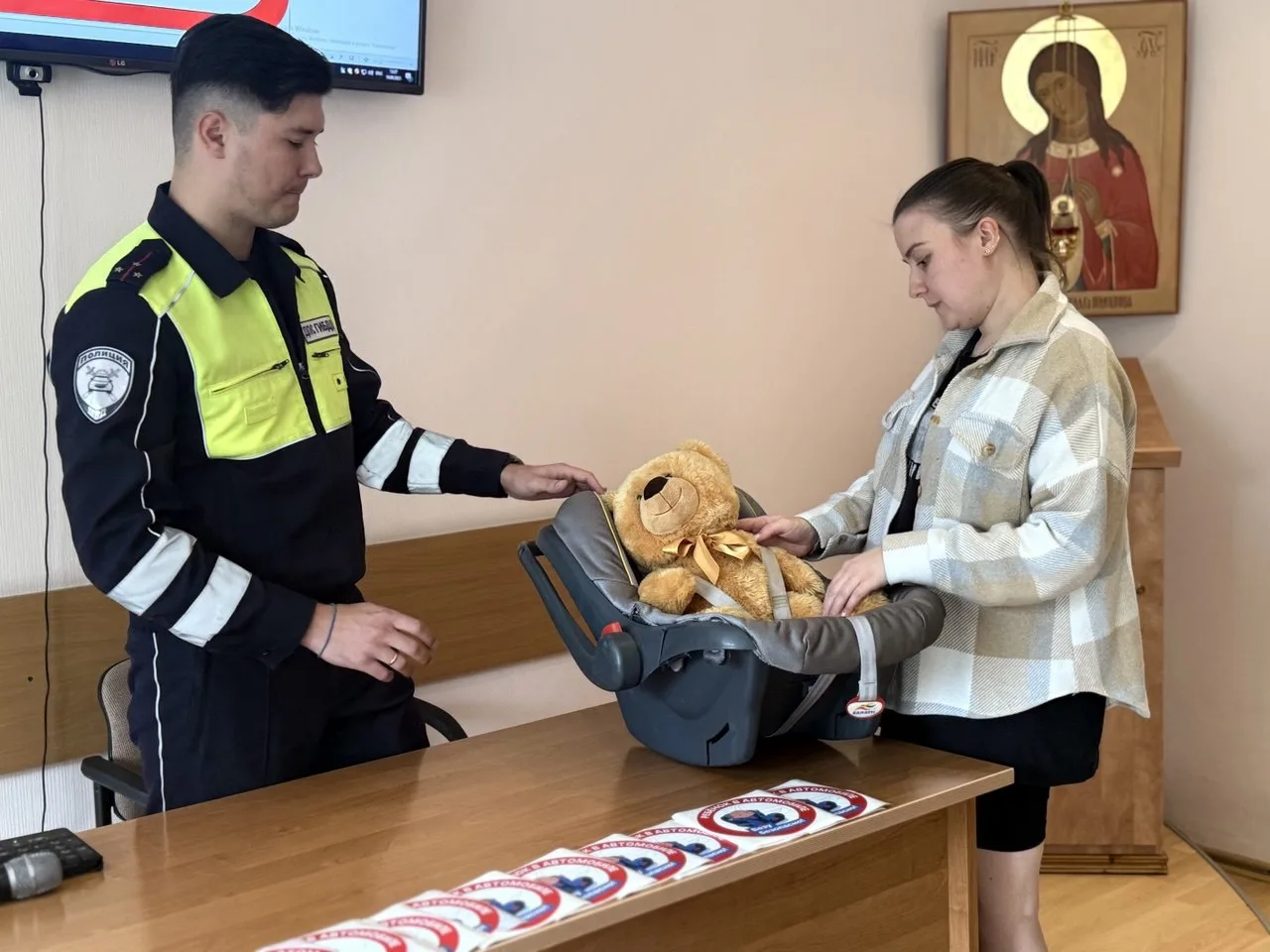 Сотрудники ГАИ Люберец рассказали будущим мамам о важности использования детского кресла