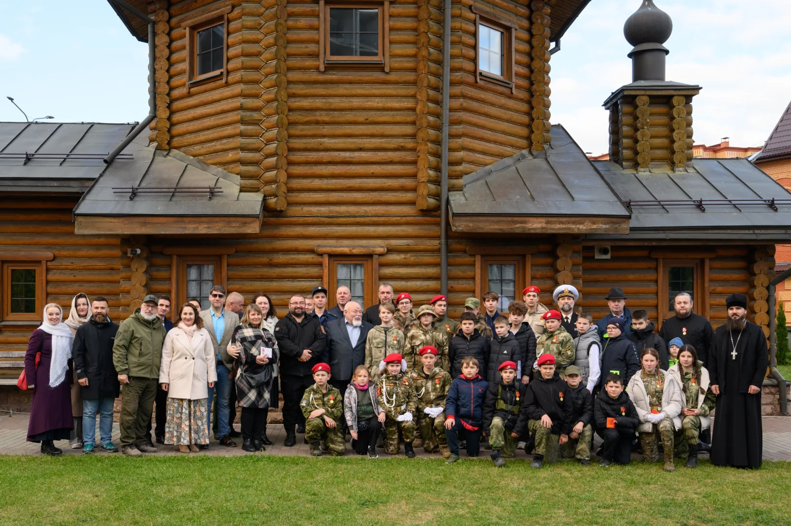 В Островцах при Никольском храме открылся учебно-тренировочный центр «Честь имею»
