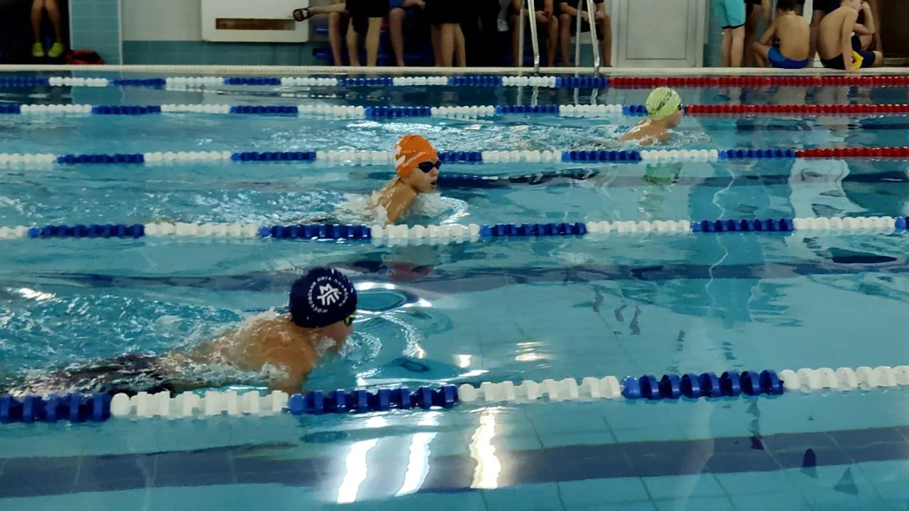 Более ста спортсменов приняли участие в личном первенстве Дзержинского Люберец по плаванию