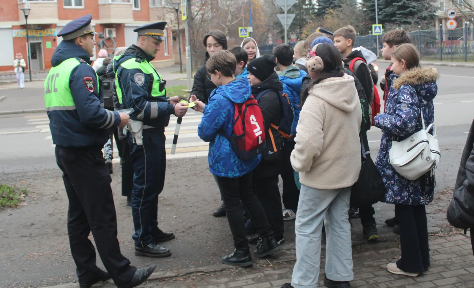 Сотрудники ГАИ во время акции рассказали жителям Люберец правила безопасности на дорогах