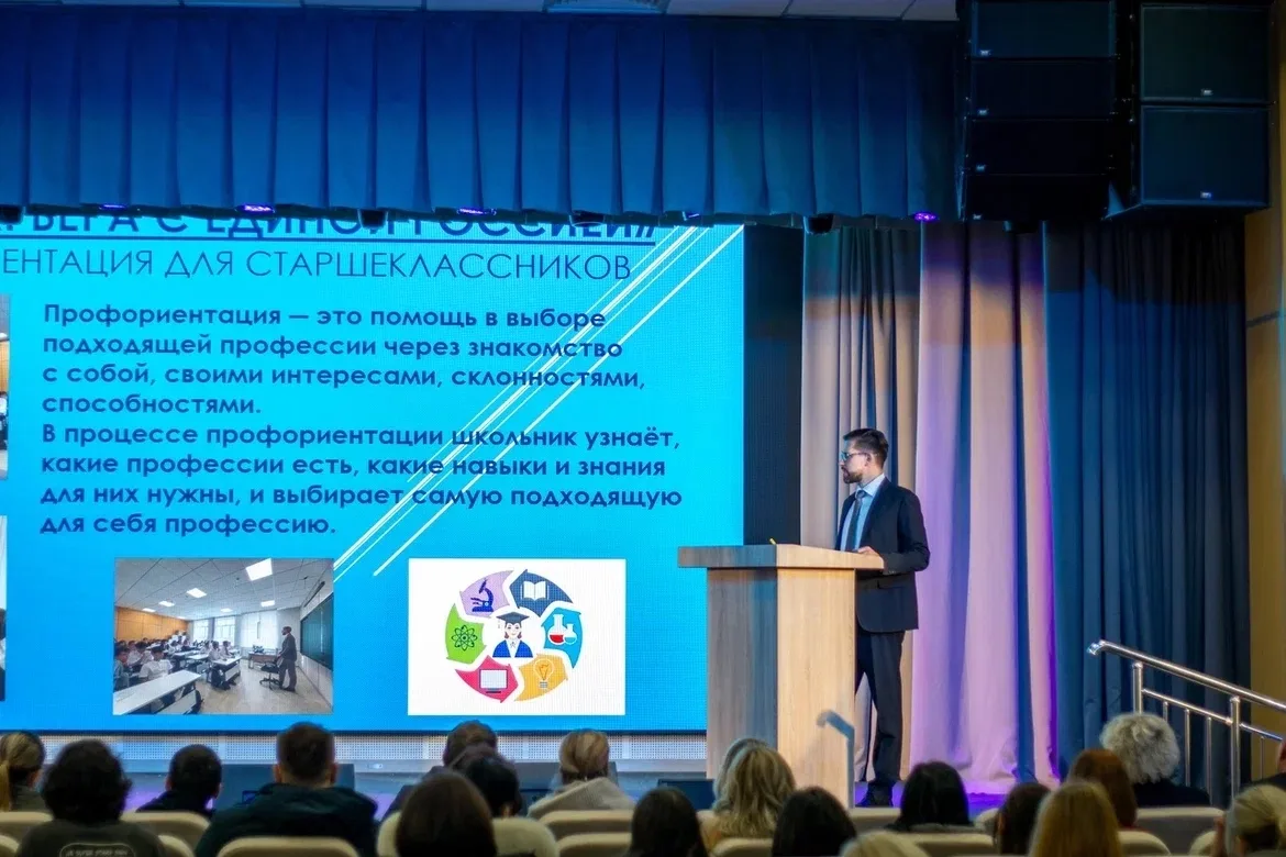 «Единая Россия» помогает школьникам Дзержинского определиться с профессией: родители обсудили будущие карьеры на Всероссийском собрании