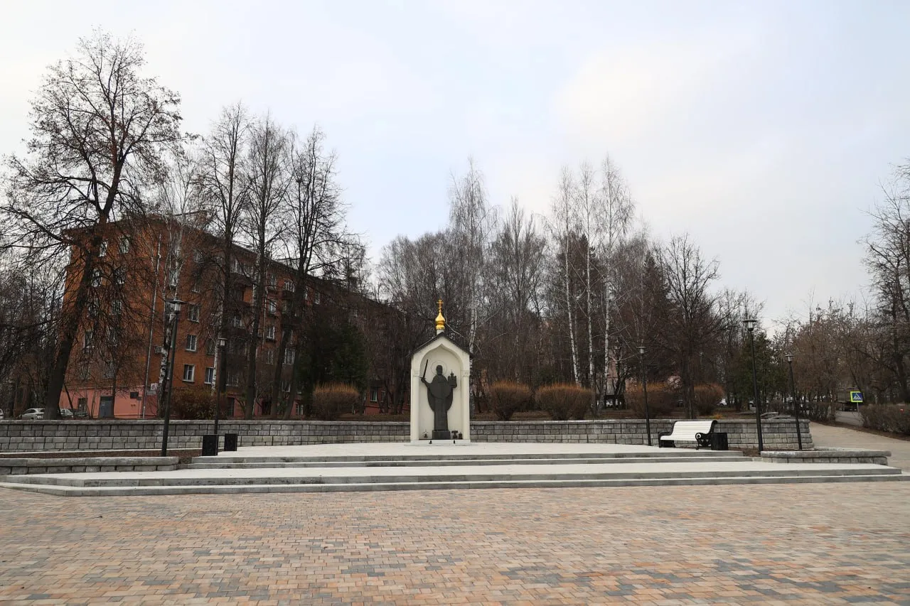 В Дзержинском завершилось благоустройство площади у памятного знака Святителю Николаю