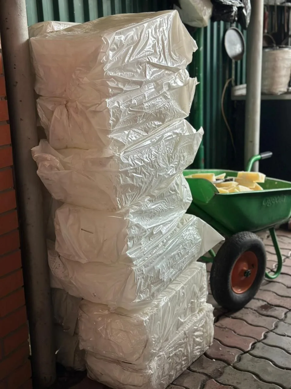 120 кг парафина для изготовления окопных свечей передали волонтёрам Люберец