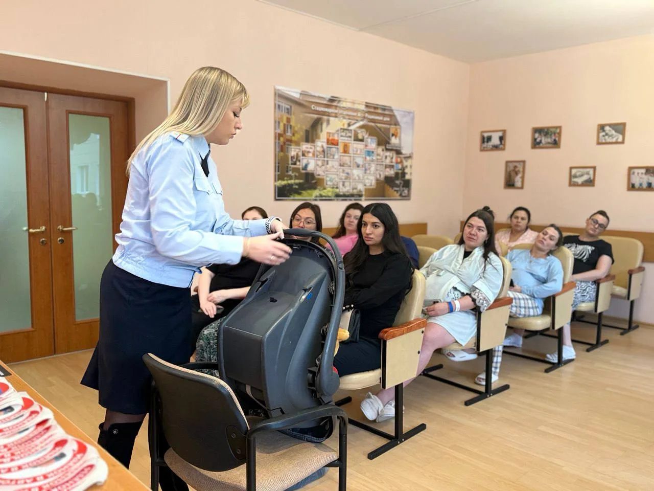 Сотрудники ГАИ Люберец рассказали будущим мамам о важности использования детского кресла