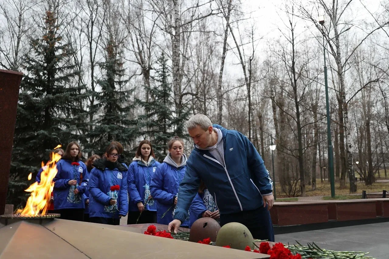 В Дзержинском городского округа Люберцы возложили цветы к Вечному огню в память о Неизвестном солдате