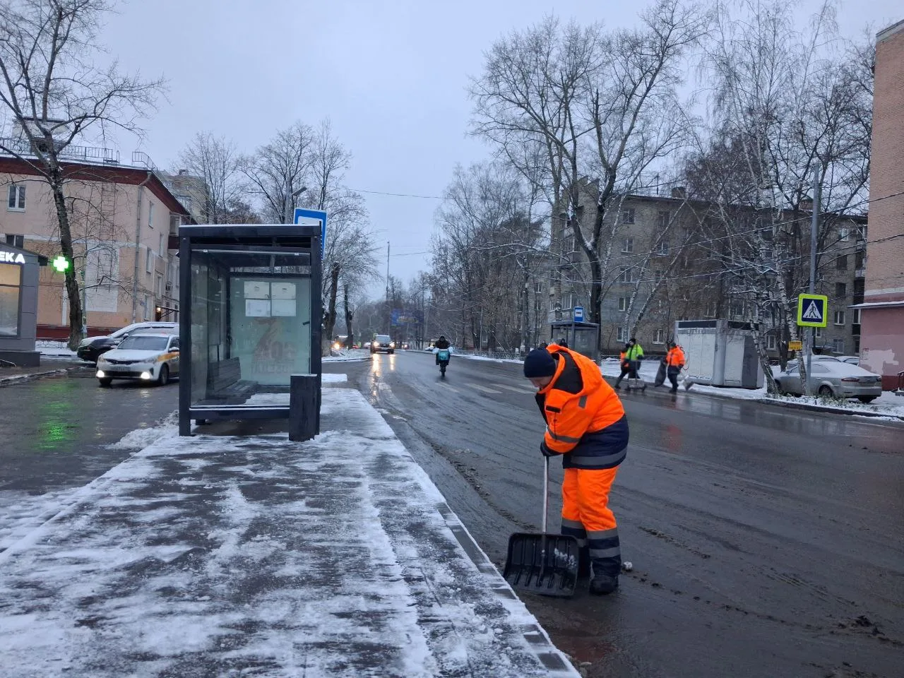 Более 320 км дорог обработали в Люберцах противогололедными материалами
