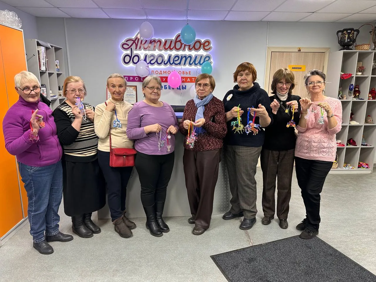 Долголеты Люберец создали новогодние игрушки из эпоксидной смолы