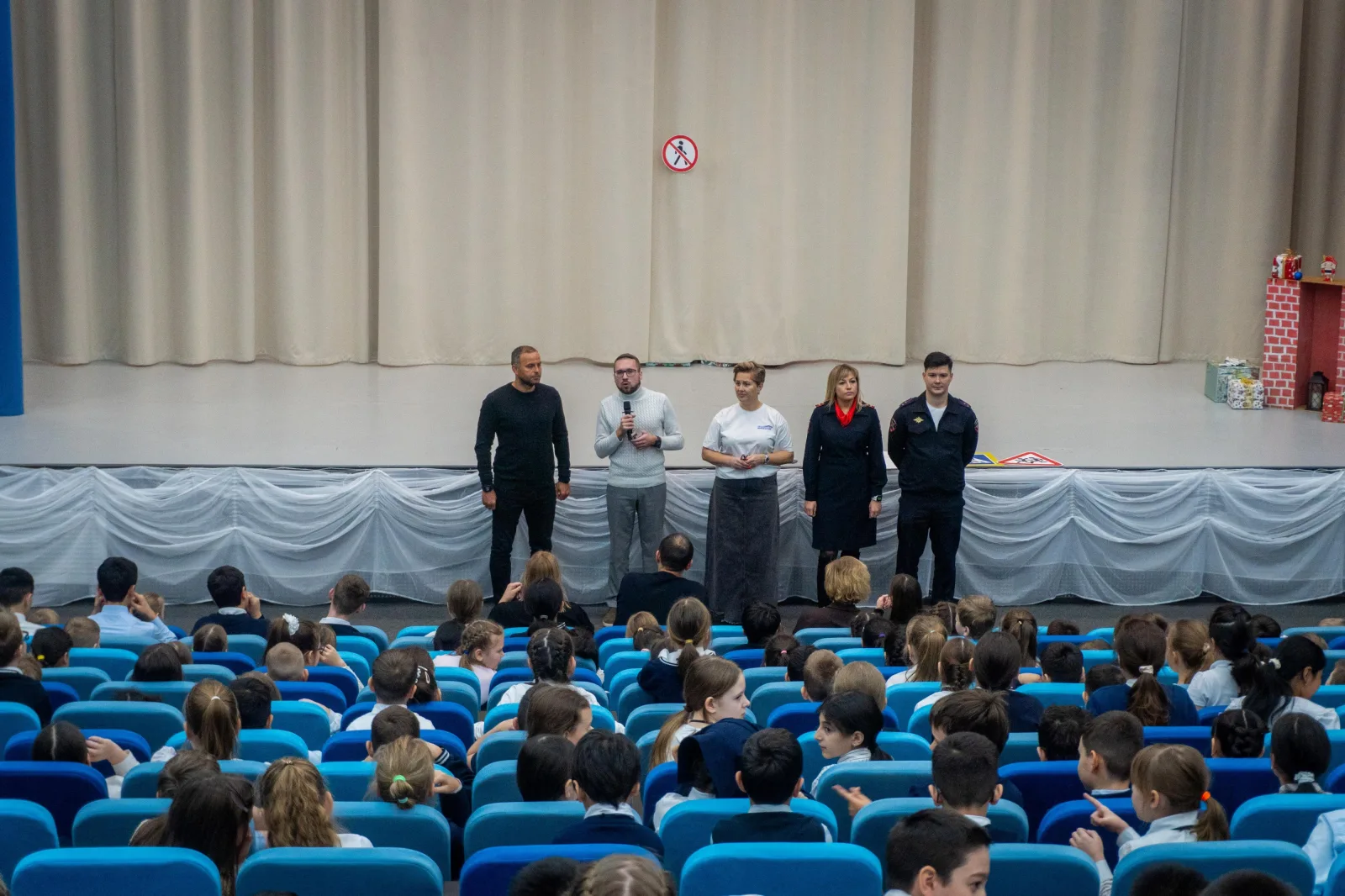 «Единая Россия» и ГАИ Люберец учат школьников безопасно переходить дорогу в темноте