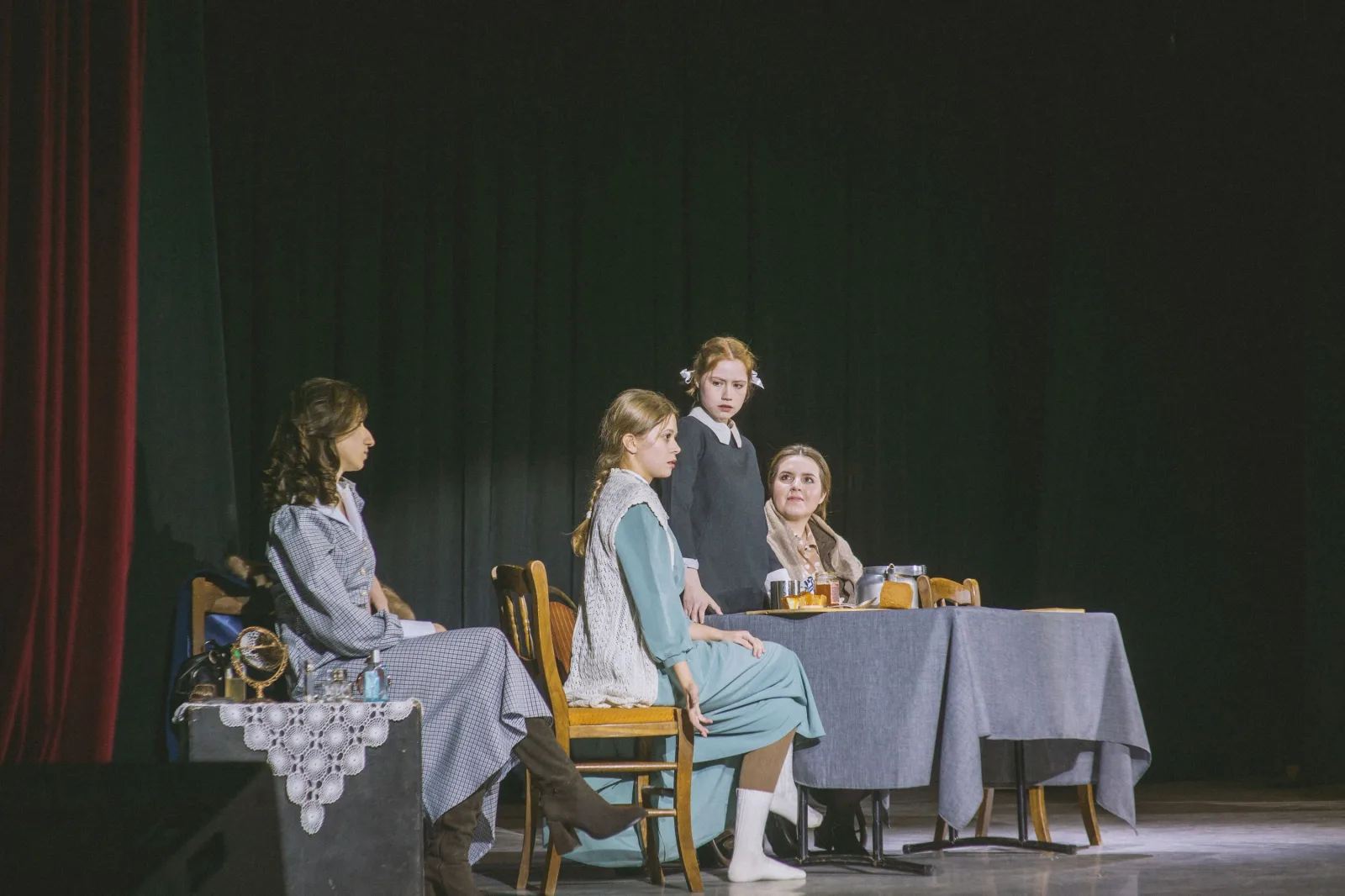 «Единая Россия» собрала более 500 зрителей на спектакле «Девчата» в Люберцах