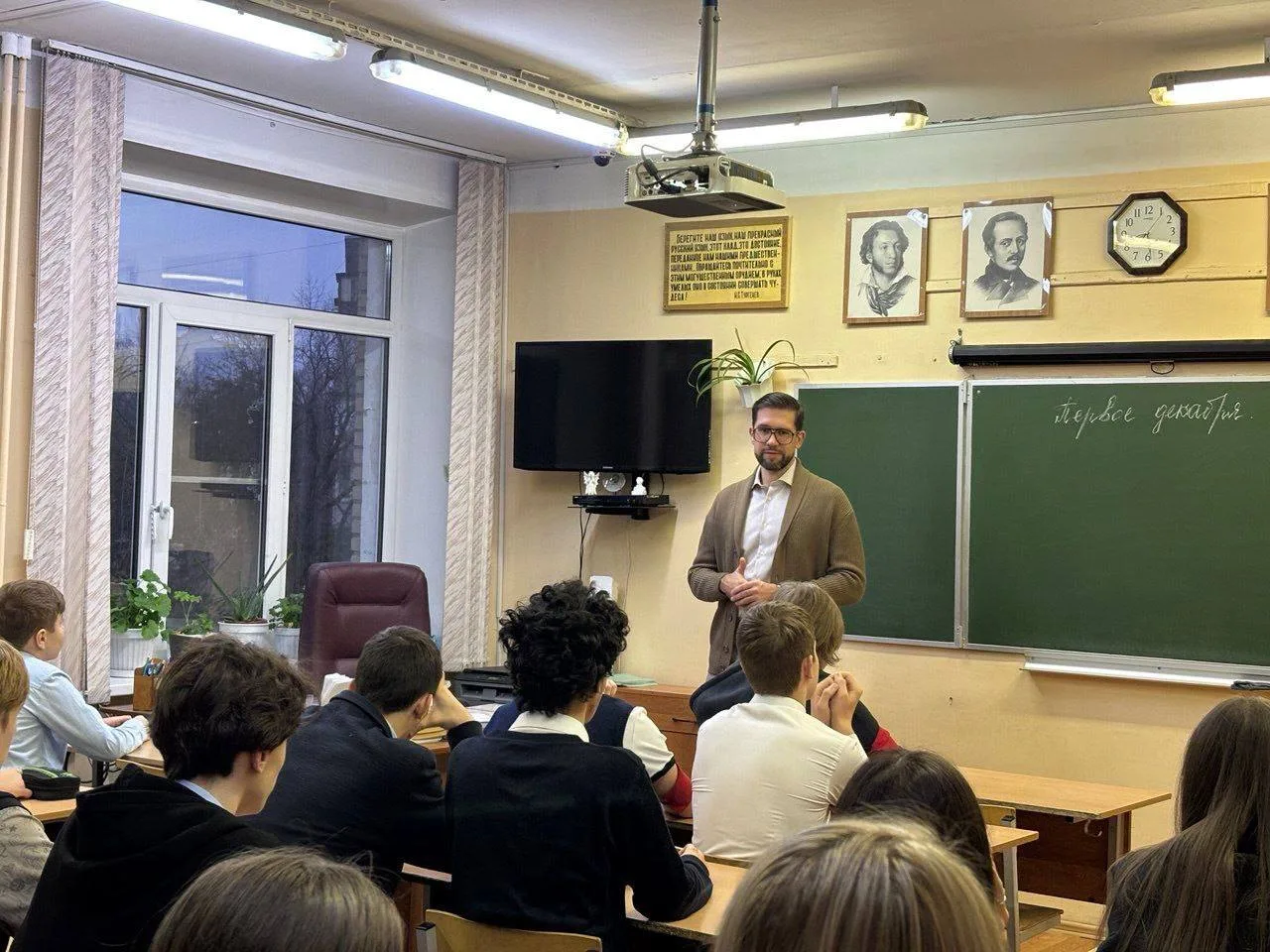 Алексей Кочетков провел встречу с учащимися старших классов Дзержинского