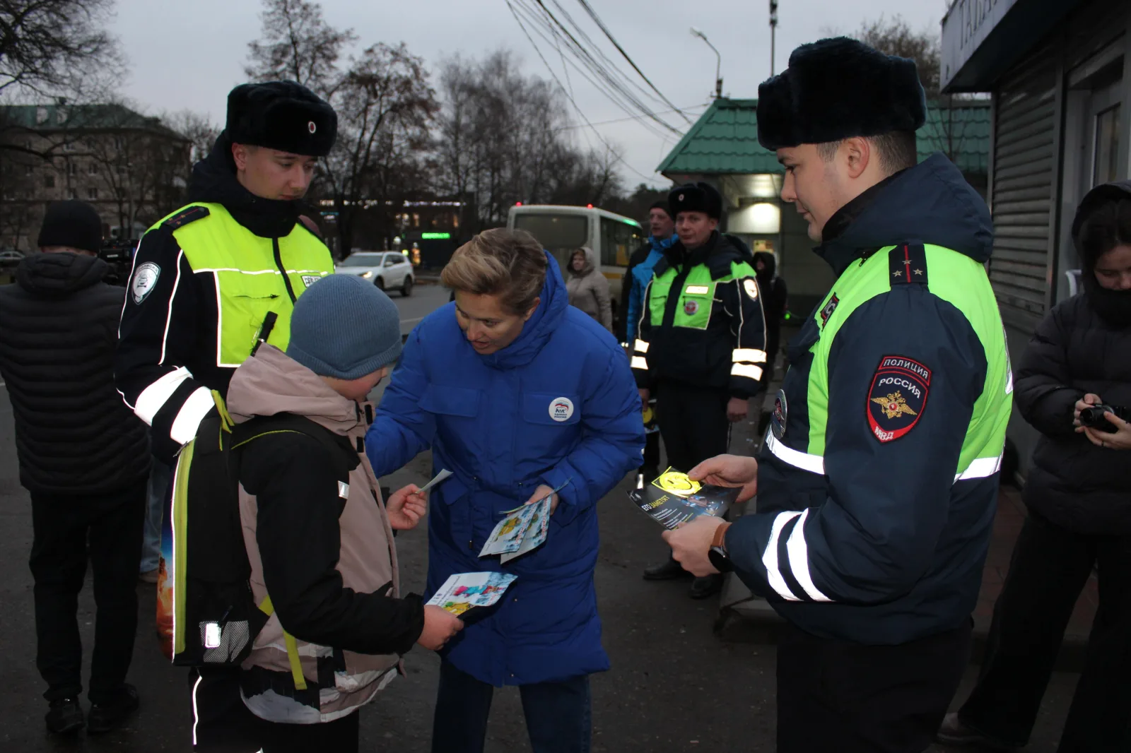 Инспекторы ГАИ и члены «Молодой гвардии» в Люберцах напомнили пешеходам о важности соблюдения ПДД