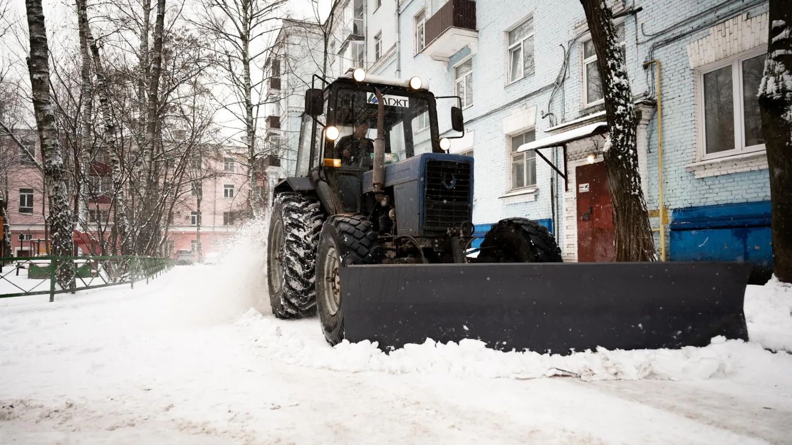 90 единиц техники убирают дворы городского округа Люберцы от снега