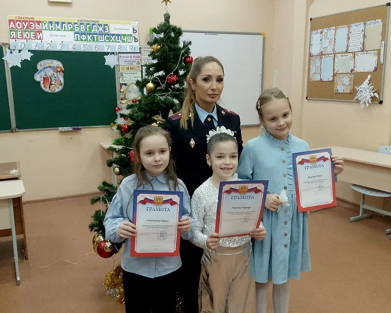 Полицейские Люберец наградили участников детских конкурсов