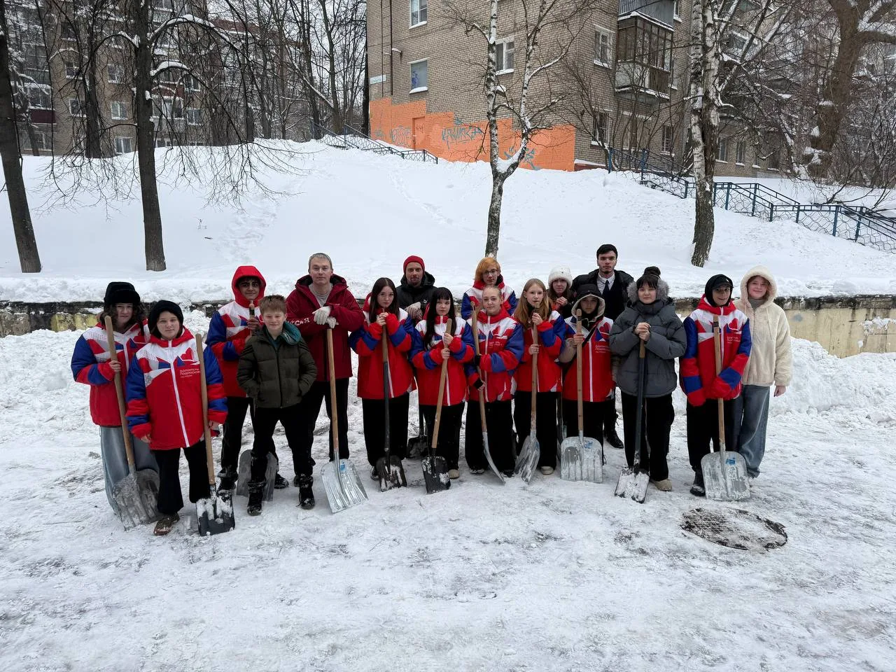 Почти 20 волонтёров Люберец очистили территорию у молодёжного центра после сильного снегопада