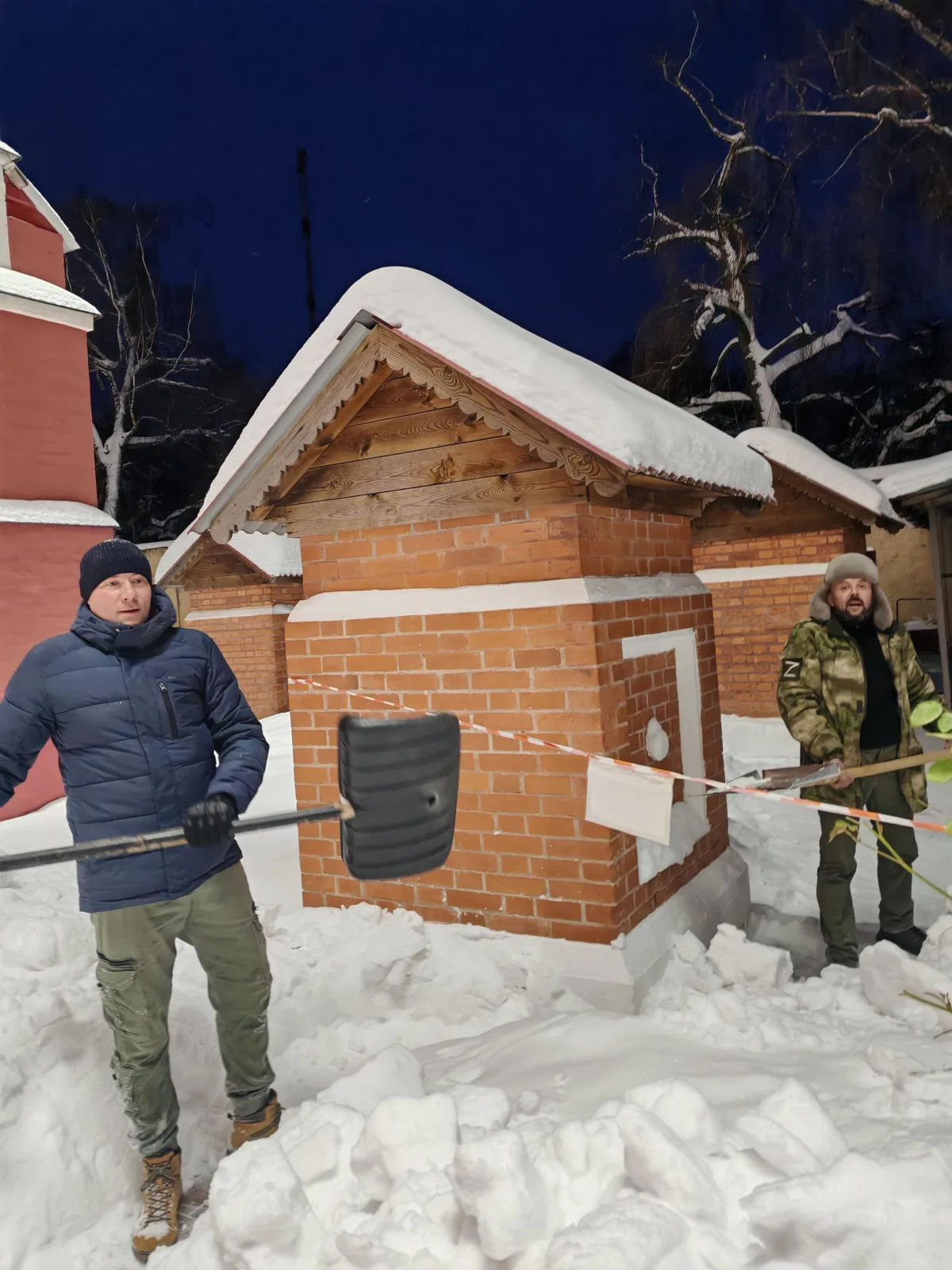 Ветераны СВО Люберец помогли расчистить территорию храма после снегопада