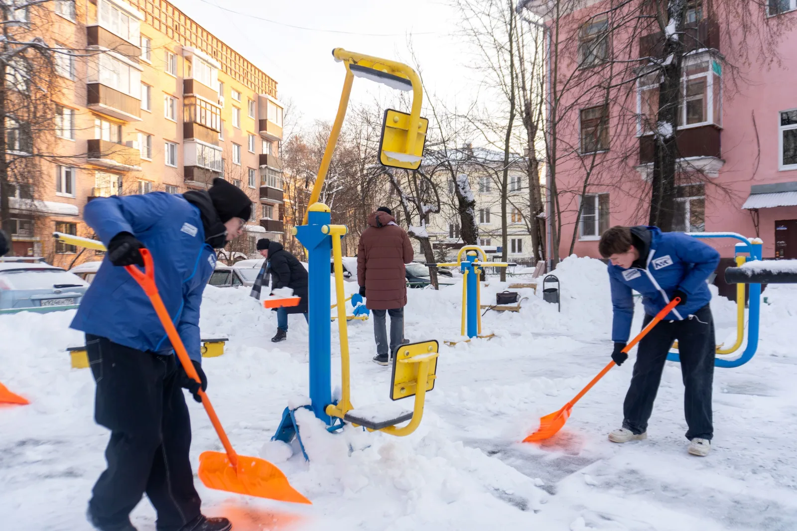 Чистая страна: в январе партийцы провели экологическую акцию и помогли городу справиться со снегопадом