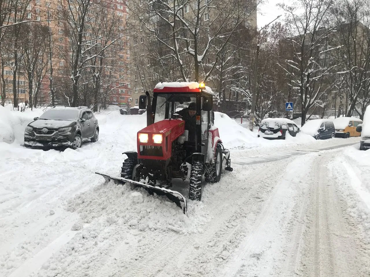 Более 260 единиц техники в Люберцах приступили к расчистке дорог и дворов от снега
