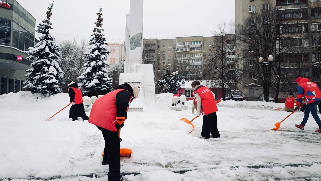 Люберецкие волонтёры очищают подходы к социально значимым объектам от снега