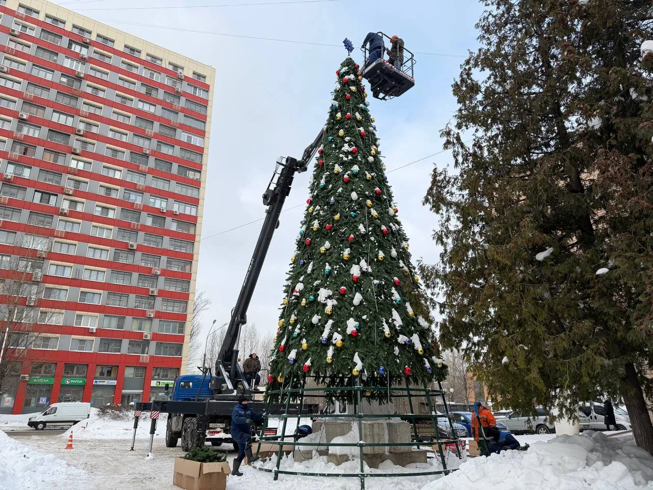 В Дзержинском городского округа Люберцы приступили к демонтажу новогоднего оформления