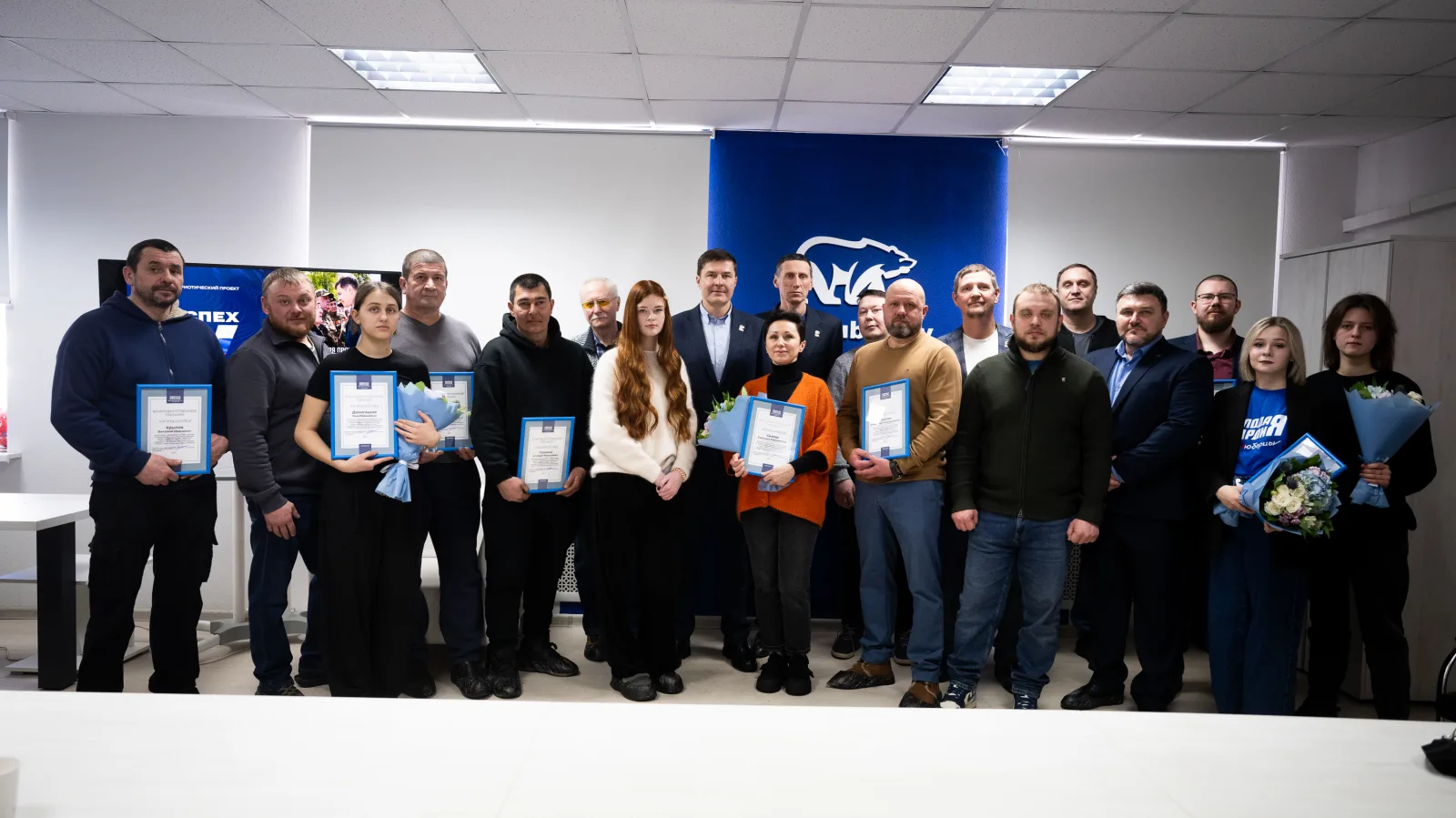 «Единая Россия» в Люберцах объединила фронт и тыл: Владимир Волков наградил тех, кто приближает победу