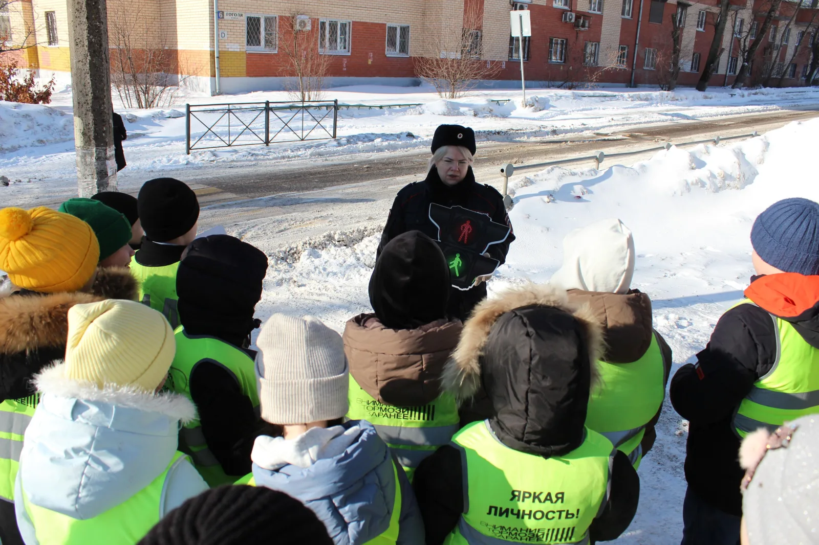 Инспекторы ГАИ напомнили школьникам Люберец о важности соблюдения ПДД