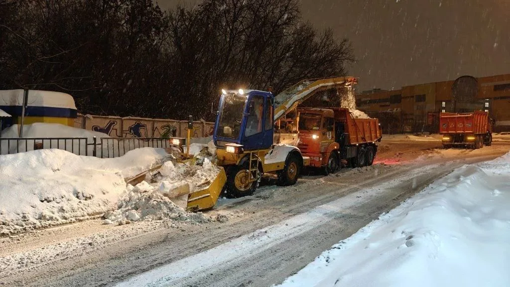 Почти 120 единиц техники дополнительно привлекли в Люберцах для уборки снега с городских улиц