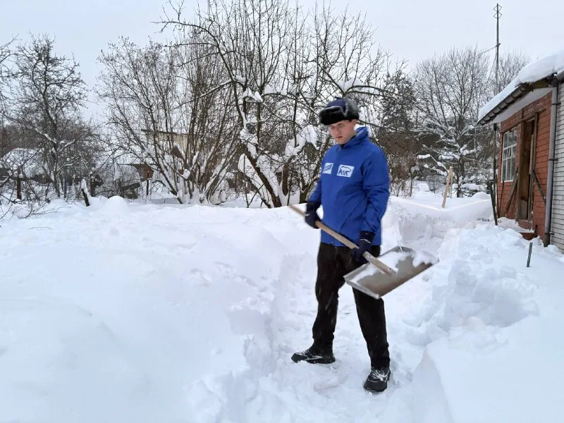 Люберецкие молодогвардейцы помогли семье военнослужащего справиться с последствиями аномального снегопада