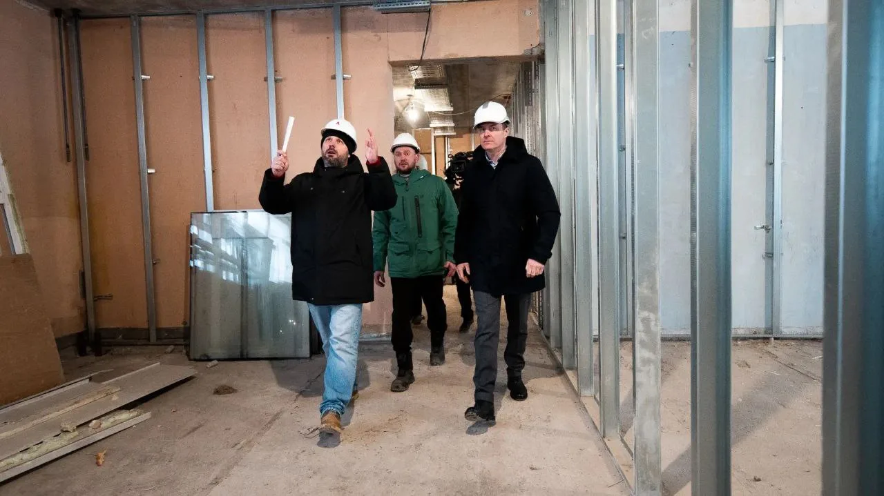 Фасад монтирует подрядчик на корпусе гимназии №5 «Интеллект» в Дзержинском