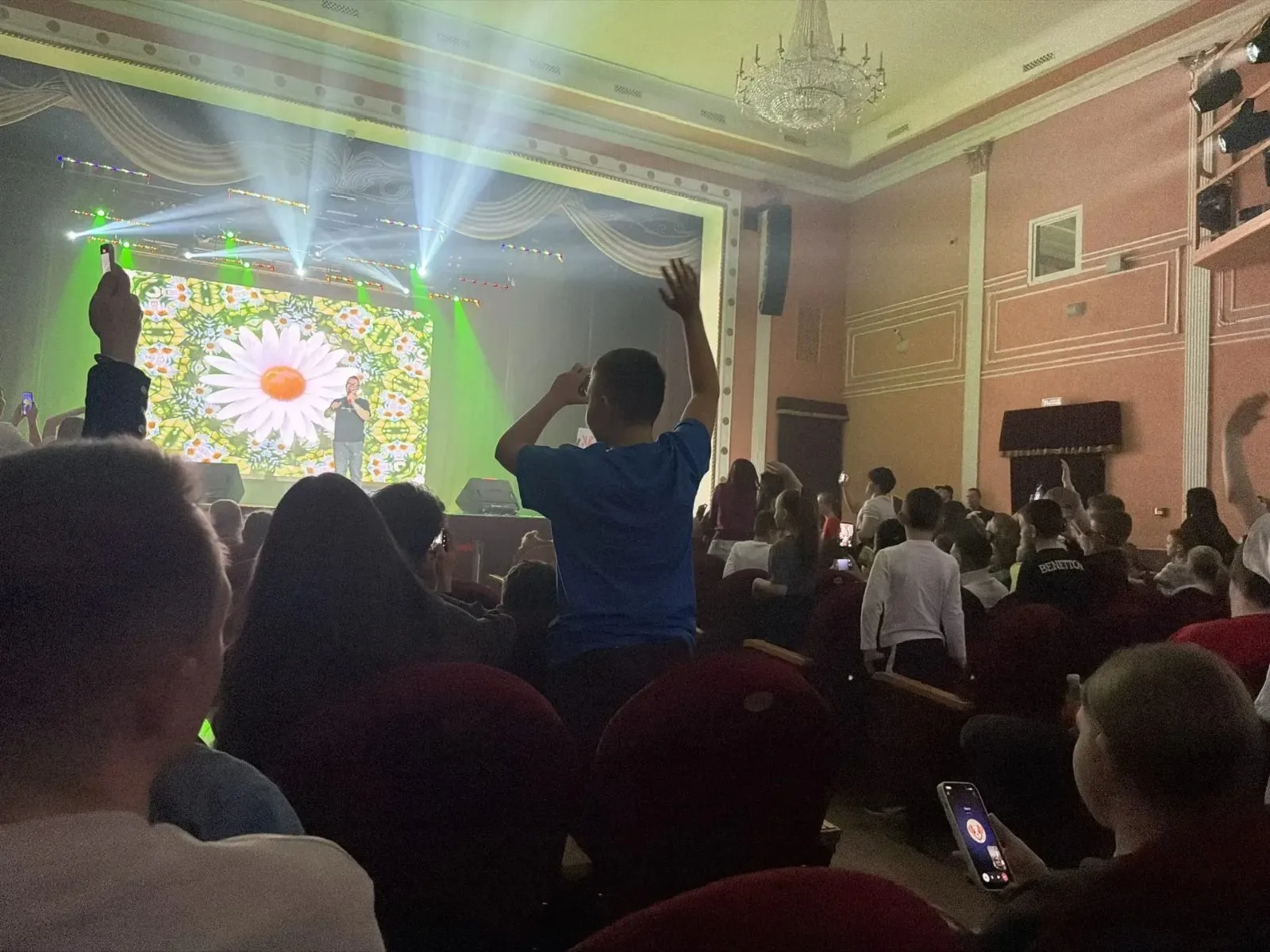 Более 100 детей участников СВО посетили шоу блогера Влада Кобякова в Люберцах