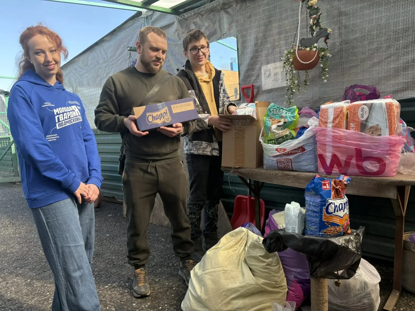 Волонтёры из Люберец передали корма приюту для бездомных животных