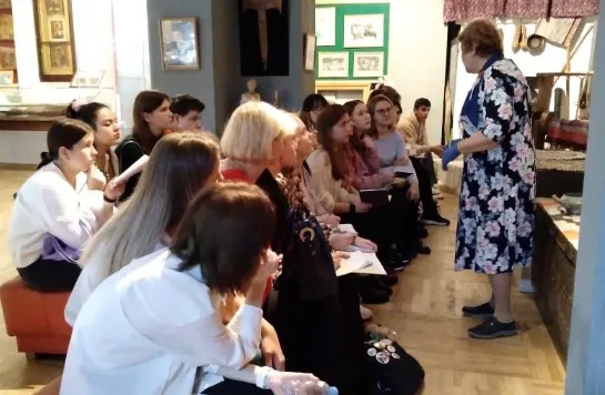 Партийцы Люберец во время экскурсии рассказали детям о предметах быта русского народа