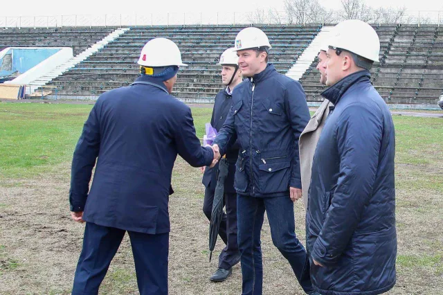 Владимир Волков проверил работы по реконструкции стадиона «Торпедо» в Люберцах