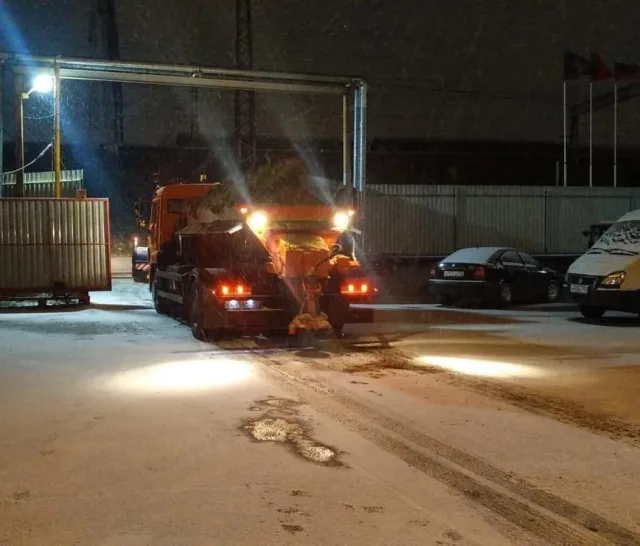 В Люберцах ночью обработали более 20 км дорог противогололедными материалами