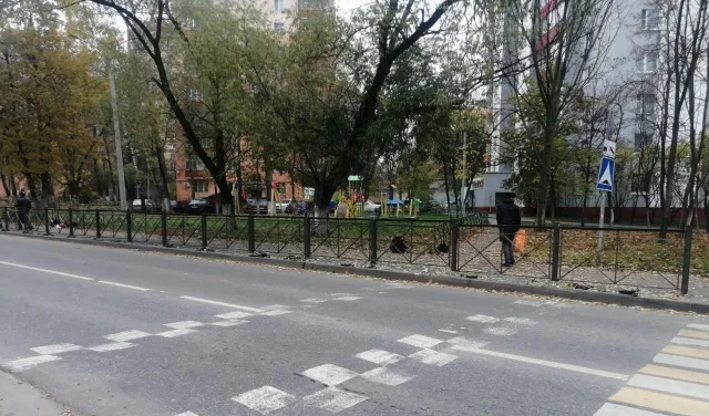 В Люберцах на восьми опасных участках дорог обустроили новые пешеходные ограждения