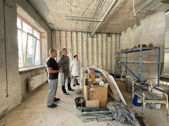 Депутат Мособлдумы проверил капремонт кабинетов больницы Люберец