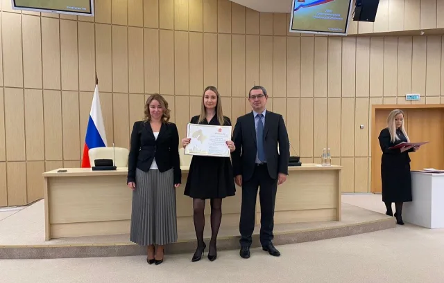 Двум врачам больницы Люберец вручили сертификаты на жилье