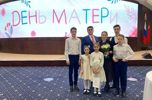 Андрей Воробьев наградил многодетную мать из Люберец знаком «Материнская слава»